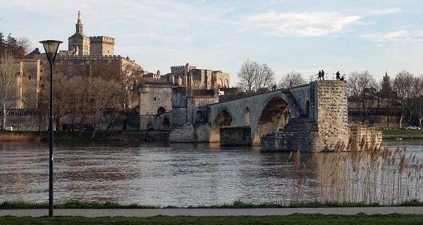 Vy från Camping-du-pont de Avignon.jpg Vy från Camping-du-pont de Avignon.jpg