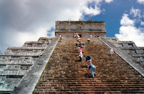 Chitchen Itza - Uppför Kuculchan.jpg