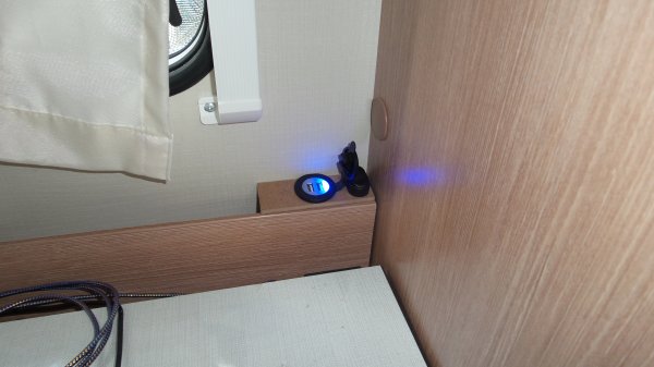 usb uttag vid bordet.jpg