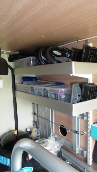 hyllor garaget.jpg
