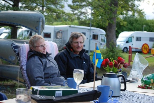 Inte kan det väl bli finare än så här, Kaffe Tulpaner och den Svenska flaggan i topp..JPG