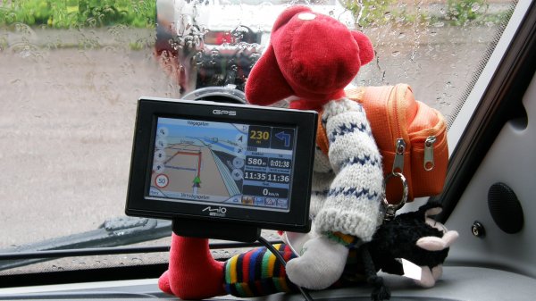 Kalle hjälper GPSen.JPG