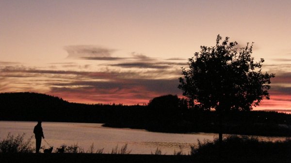Åke tittar på solnedgång i Arvika.JPG