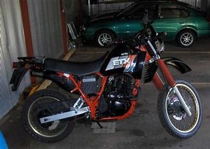 Aprilia ETX 350 svart.jpg Aprilia ETX 350 svart.jpg