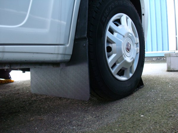 3 Stänkskydd fram bakifrån.jpg.JPG