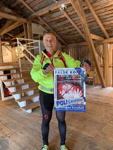 Hasselasjön runt, kors och falsk konst