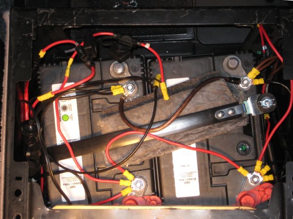 Två 86 Ah batterier i förarstol.jpg