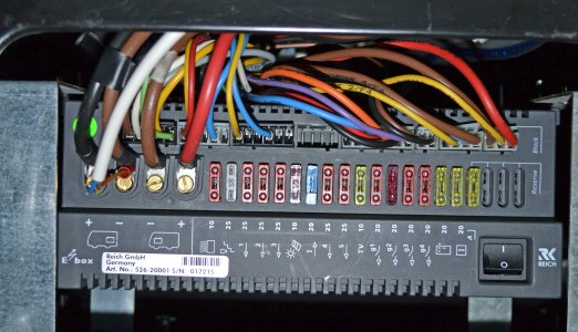 Reich  E-box front med kablar.JPG