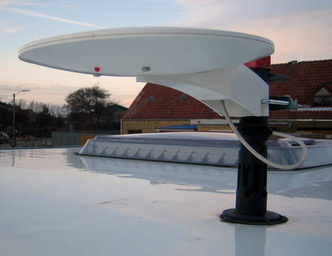 ufo_on_roof.jpg ufo_on_roof.jpg