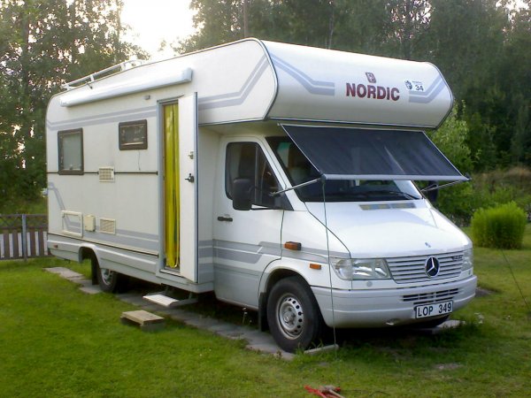 husbilen med fönster markis.JPG