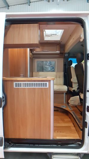 Bild utifrån mot kök och soffa.jpeg