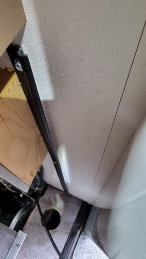 Låsning inredning bak vägg.jpg