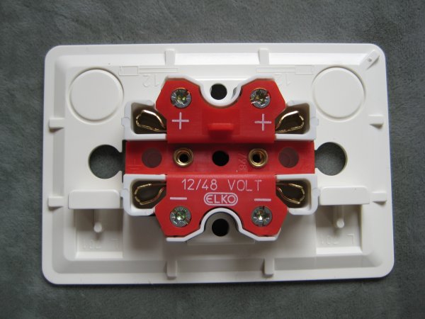 02_12-volts uttag.jpg