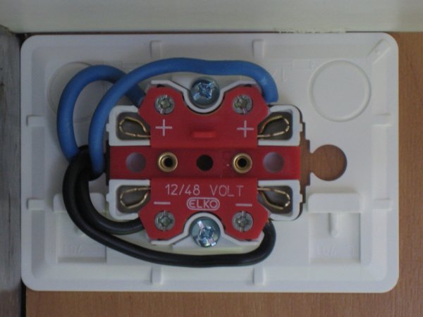 05_12-volts uttag.jpg