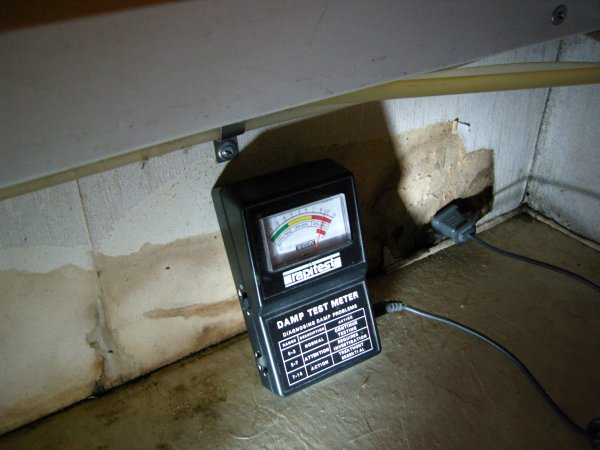 Fukttest under soffa H..JPG