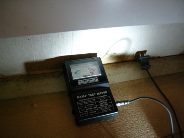 Fukttest under bord.JPG