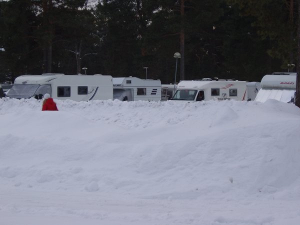 Husbilar med vintertäcke.JPG