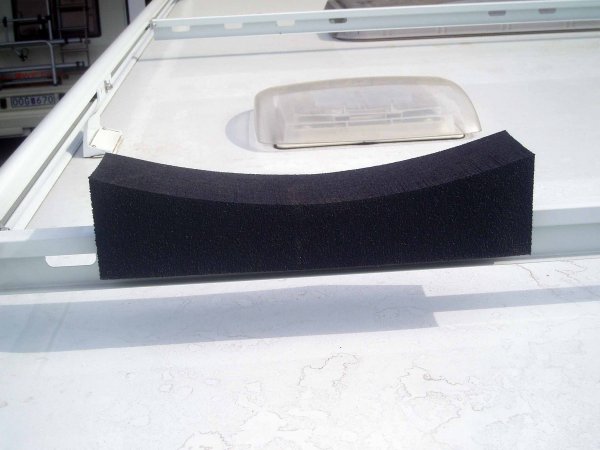 Kajakhållare på räcket.JPG