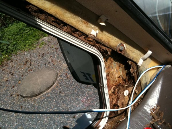 vänster framför förardörr mot framrutan 2.JPG