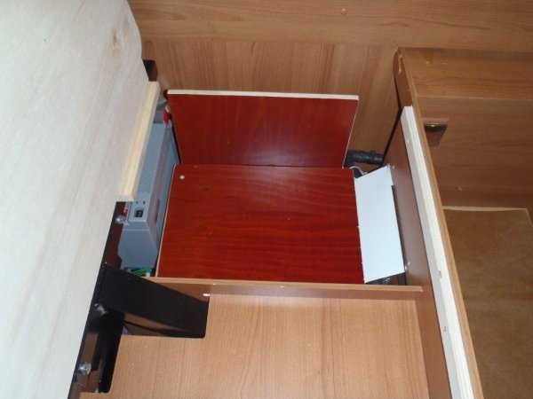 5. Övertäckta batterier under soffan.jpg