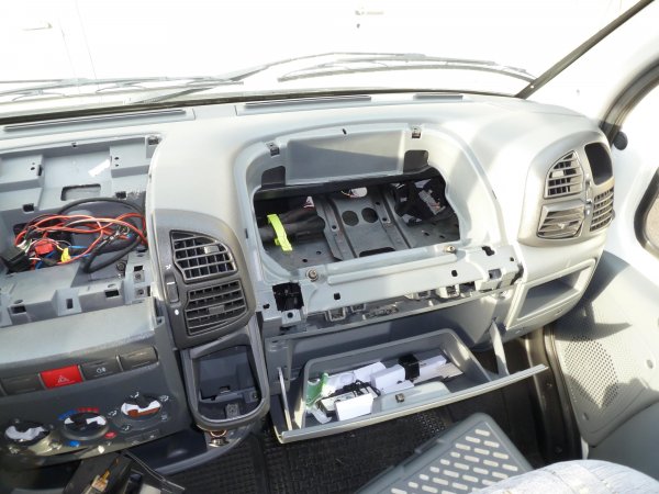 spjället syns vid gula klämman.JPG