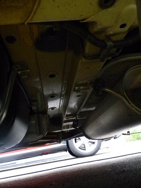 Främre balk innan avgasburk.JPG