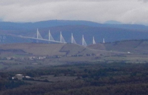 Millau på håll.jpg