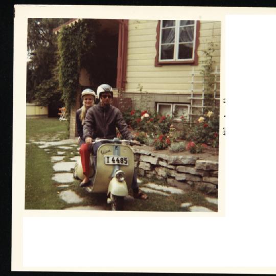 Vespa år -69 med nuvarande hustru.JPG