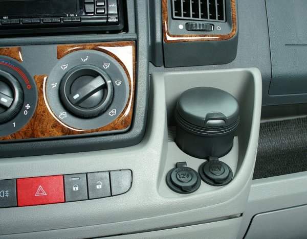 12V uttag framme.jpg