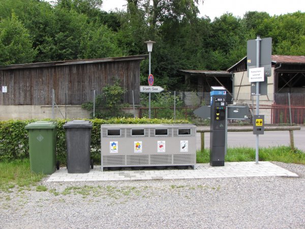 Soppsortering o solcellsdriven parkeringsautomat vid ställplats Tyskland.jpg