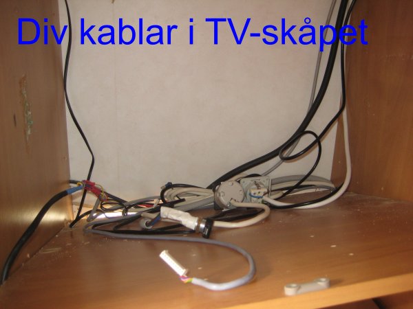 10_Div kablar ifrån TV-skåpet.JPG