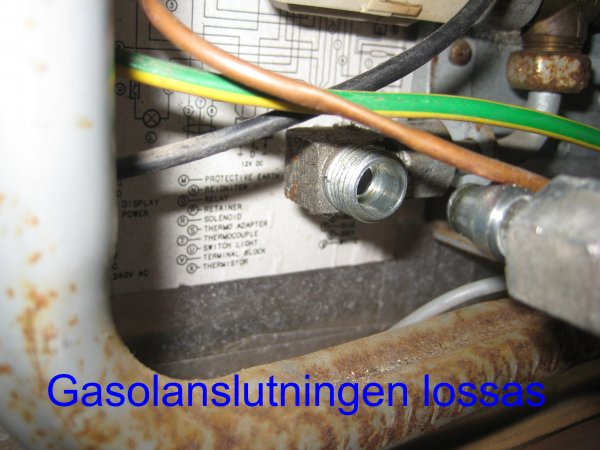 20_Gasolanslutningen lossas.JPG
