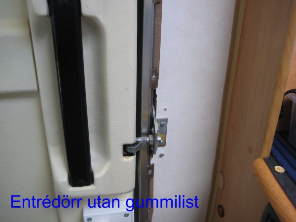 24_Ytterdörr demonterat lister o lås.JPG