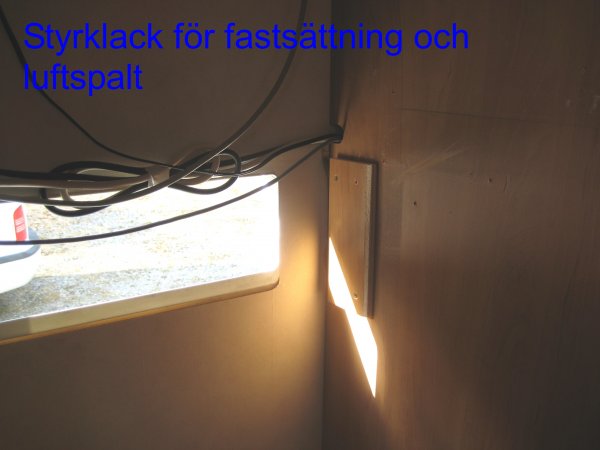 42_Styrklack för fastsättning av kylen.JPG