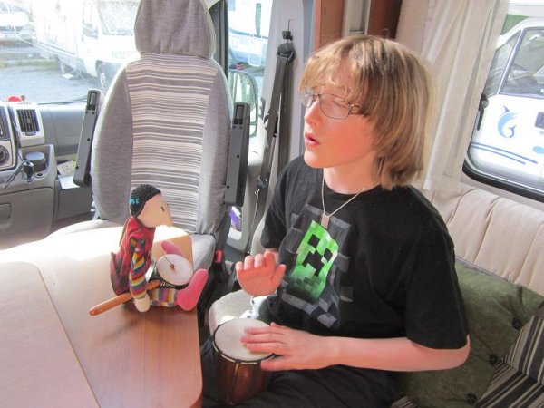 Husbilskalle trummar.JPG