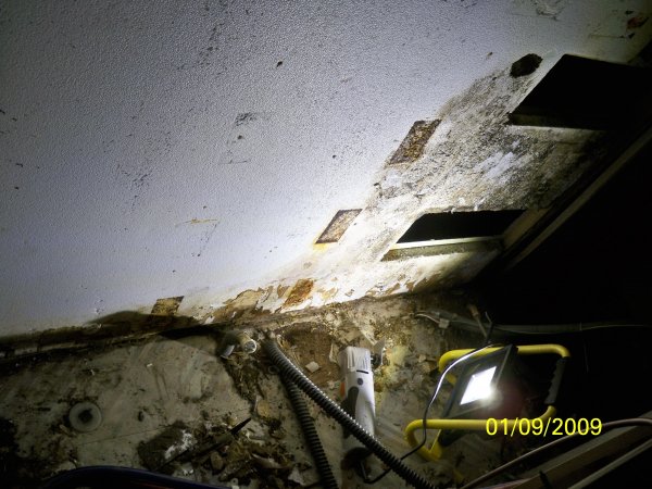 Nederkant & ventilationsuttag.jpg Nederkant & ventilationsuttag.jpg