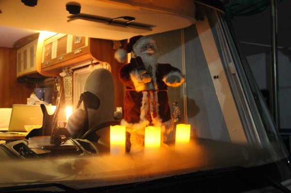 131217 Tomten i bilen.jpg