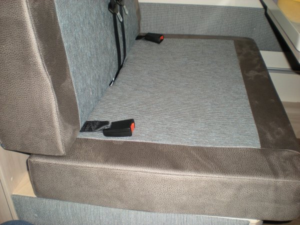 2 Säkerhetsbälte bältet sträcks dynan fram.JPG