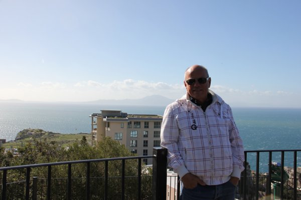 2014-02-09 På Gibraltar med Marocko i bakgrunden.jpg