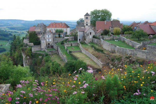 Château-Chalon-vue-jardins-.jpg