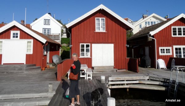Stina framför morfars sjöbod på Östersidan.jpg Stina framför morfars sjöbod på Östersidan.jpg