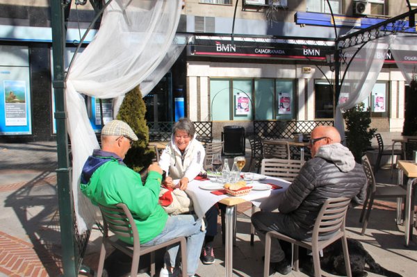 20150205 6 Lunch på ett litet torg i Granada.jpg