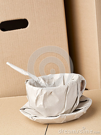 kaffekopp-som-slås-i-förpackande-papper-37087868.jpg