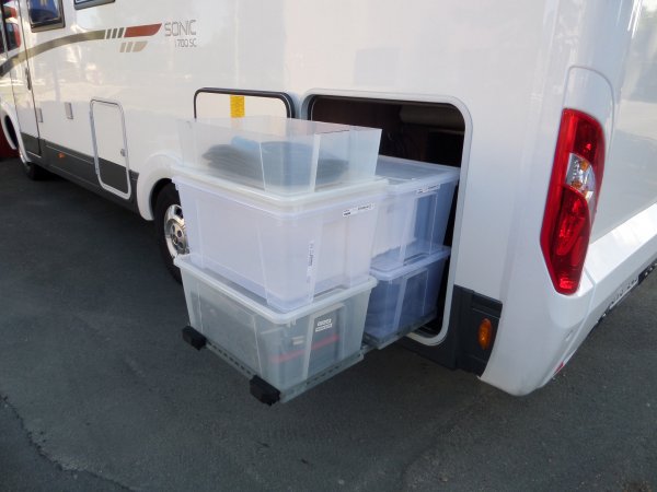 Plastlådor med lock. Står i en ram på kälken.JPG