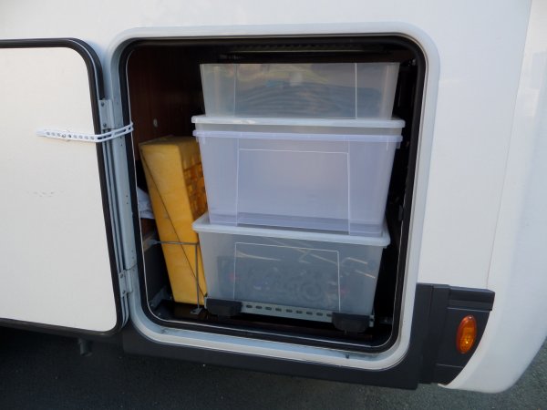 Utdragbara lådor. Kablar (överst) och klossarna behövs först.JPG