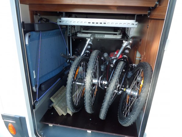 Stolarna till vänster, bordet ligger på hyllan över cyklarna och star under två reservstolar.JPG