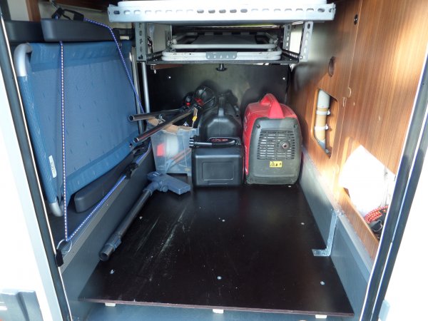 Bakom cyklarna elverket med dunk samt en extra dieseldunk.JPG