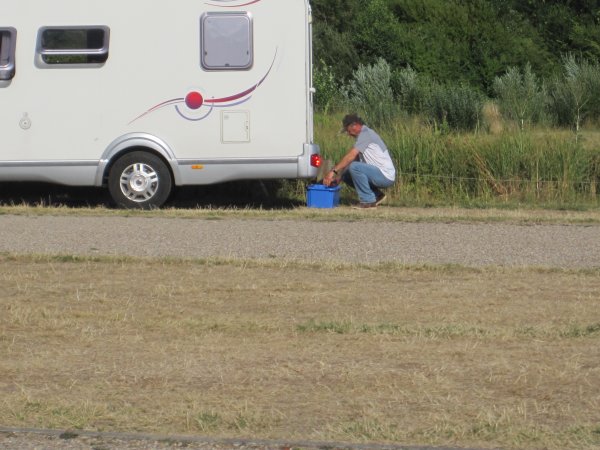 4. Dra ut backen utan att spilla på dig..JPG 4. Dra ut backen utan att spilla på dig..JPG