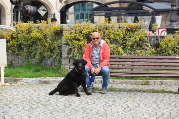 20160422 Lasse o Ozzie på torget i Mousson.jpg 20160422 Lasse o Ozzie på torget i Mousson.jpg