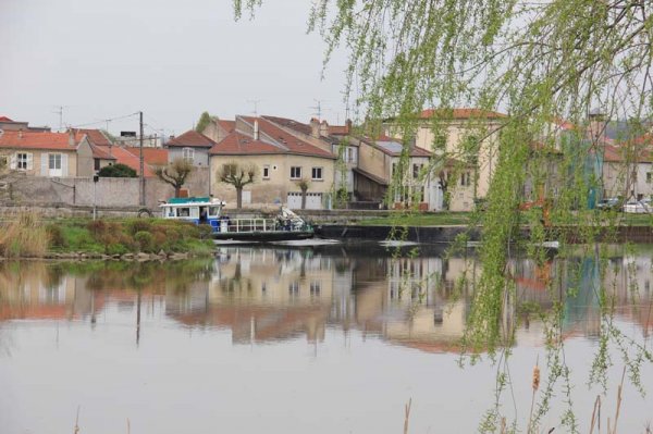 20160422 Vid floden i Mousson.jpg 20160422 Vid floden i Mousson.jpg